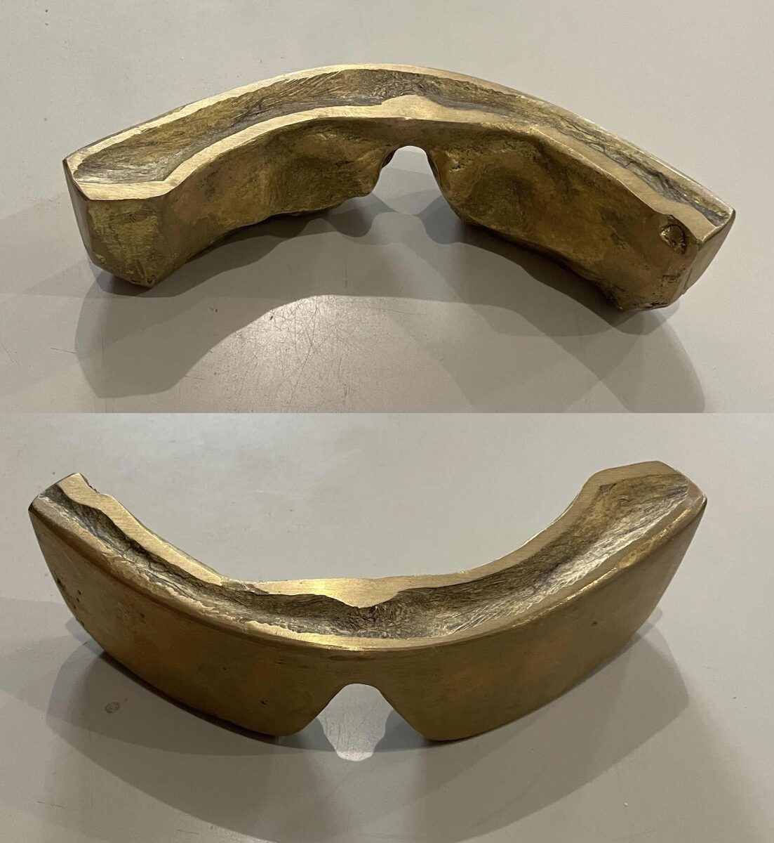 Moules ensuite en bronze avec de la terre rouge