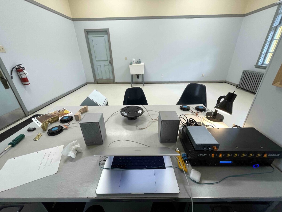 Autre atelier de la Gare.
Test haut-parleurs à transducteur