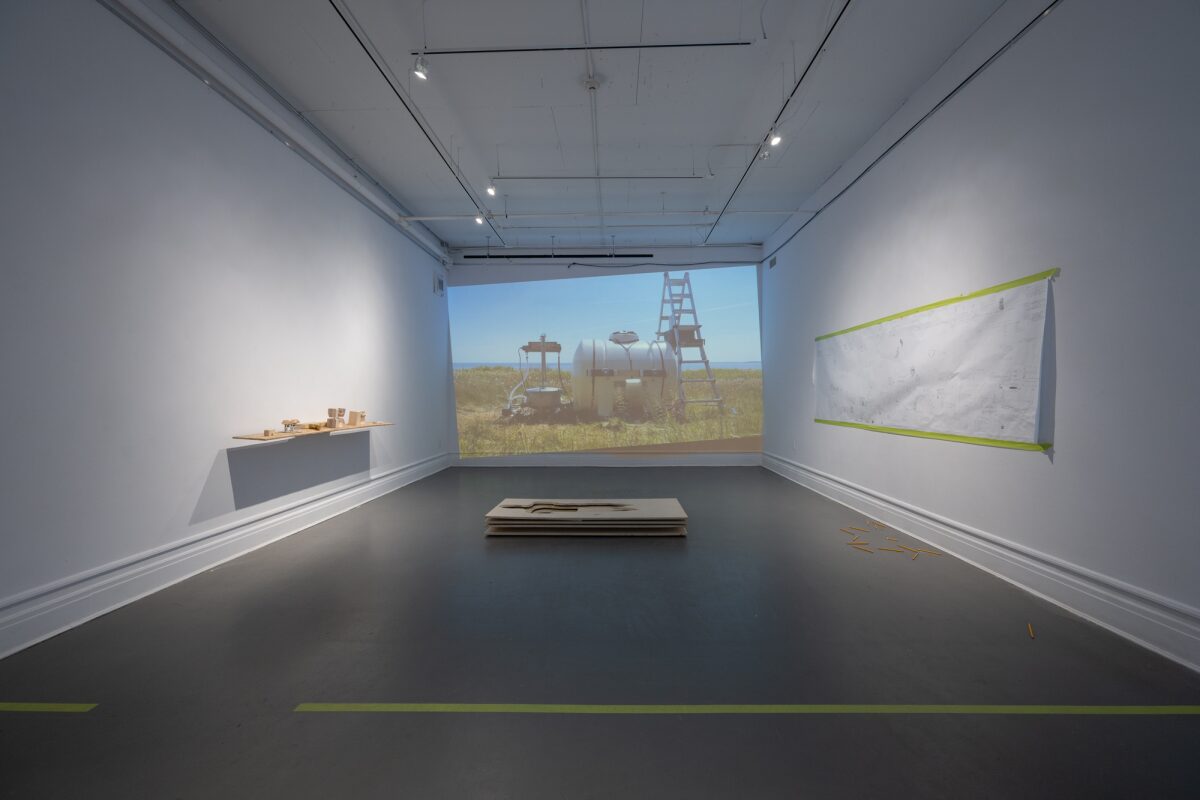 Projection de la tank d'isolement. À gauche, moules créés avec des capture 3D de mon visage, gravés à l'aide d'un CNC.