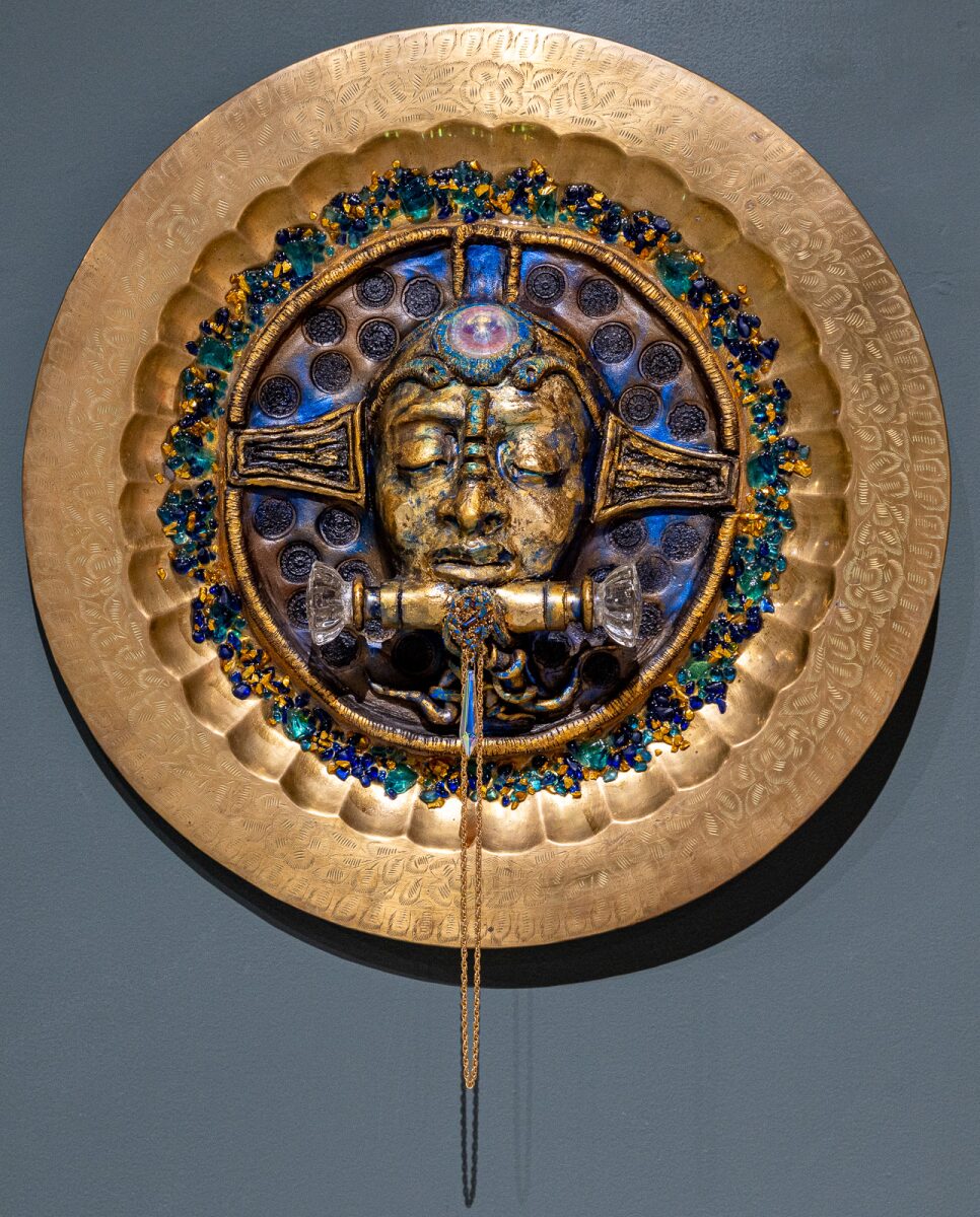 Éveline Gallant-Fournier
"Solar, dieu soleil" - céramique et objets récupérés (2026).