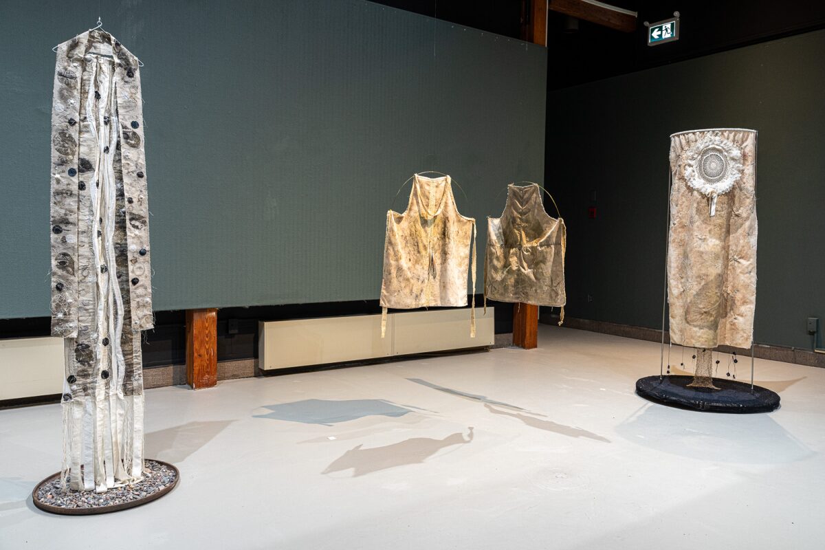 Danielle Saulnier
"Je suis la rivière / I Am The River" 
– installation : textile, métaux et roches (2022).

"Compassion" - Textiles (2022).

"S'apparteni...