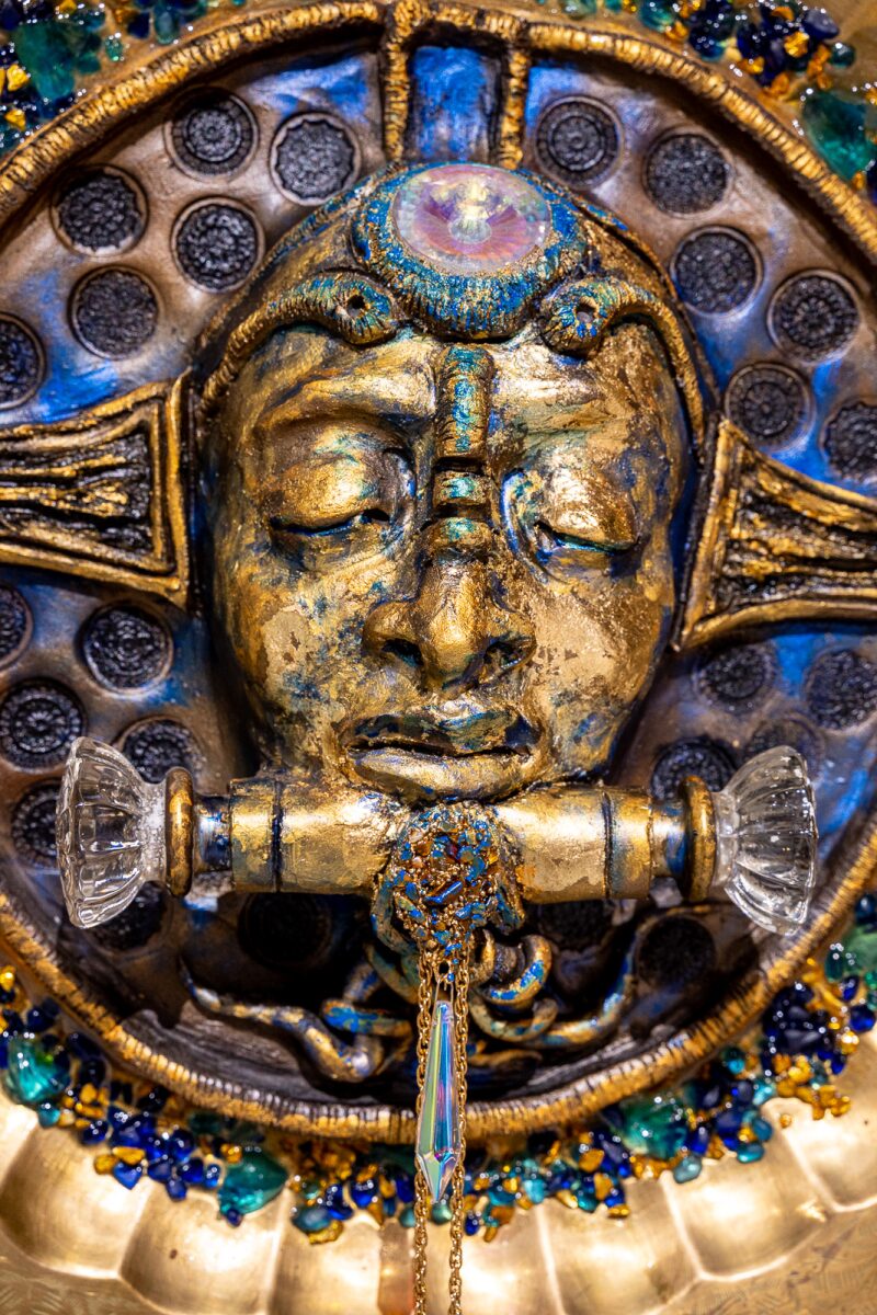 Éveline Gallant-Fournier
Solar, dieu soleil - céramique et objets récupérés (2026)
: détail