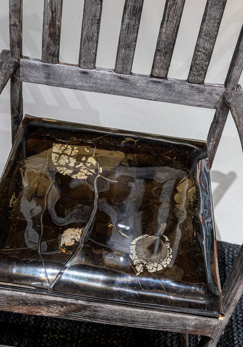 Serge V. Richard
1e Chaise 
- bois, verre et textile (2023)
: détail